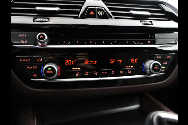 BMW 5 Serie 518D M-SPORT SEDAN + NAPPA LEDEREN COMFORTZETELS | TREKHAAK | H/K | HEAD-UP | SFEERVERLICHTING