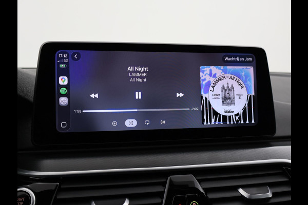 BMW 5 Serie 518D M-SPORT SEDAN + NAPPA LEDEREN COMFORTZETELS | TREKHAAK | H/K | HEAD-UP | SFEERVERLICHTING