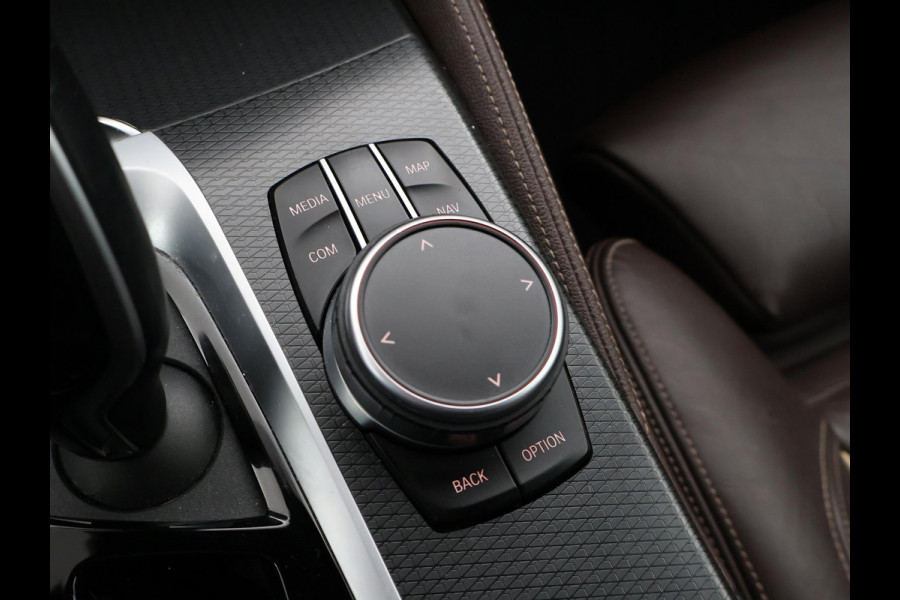 BMW 5 Serie 518D M-SPORT SEDAN + NAPPA LEDEREN COMFORTZETELS | TREKHAAK | H/K | HEAD-UP | SFEERVERLICHTING