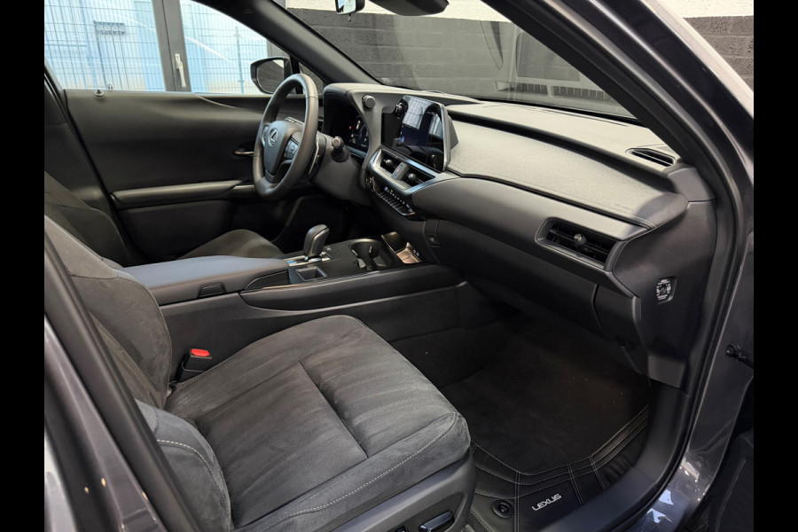 Lexus UX 300e Business Line 73 kWh | 1927KM | Nieuwe Auto | 06-2025 | Camera | Alcantara | SOH 100%