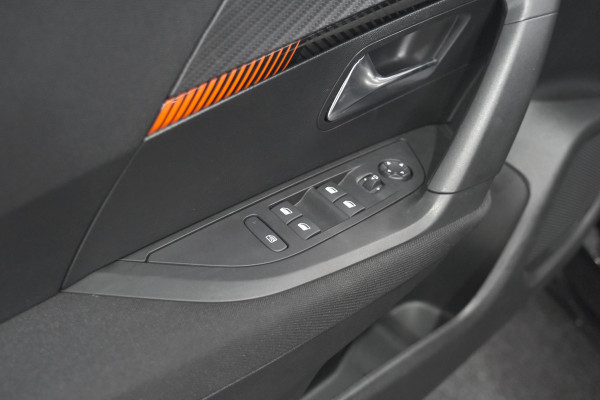 Peugeot 2008 PureTech 130 EAT8 Active Pack | Parkeersensoren | Apple CarPlay | Climate Control | Stoelverwarming