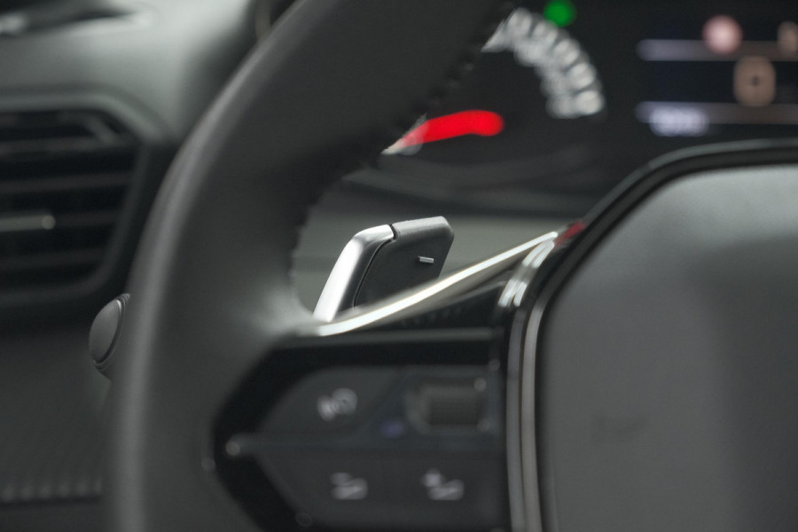 Peugeot 2008 PureTech 130 EAT8 Active Pack | Parkeersensoren | Apple CarPlay | Climate Control | Stoelverwarming