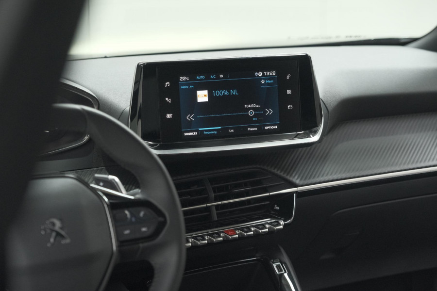 Peugeot 2008 PureTech 130 EAT8 Active Pack | Parkeersensoren | Apple CarPlay | Climate Control | Stoelverwarming