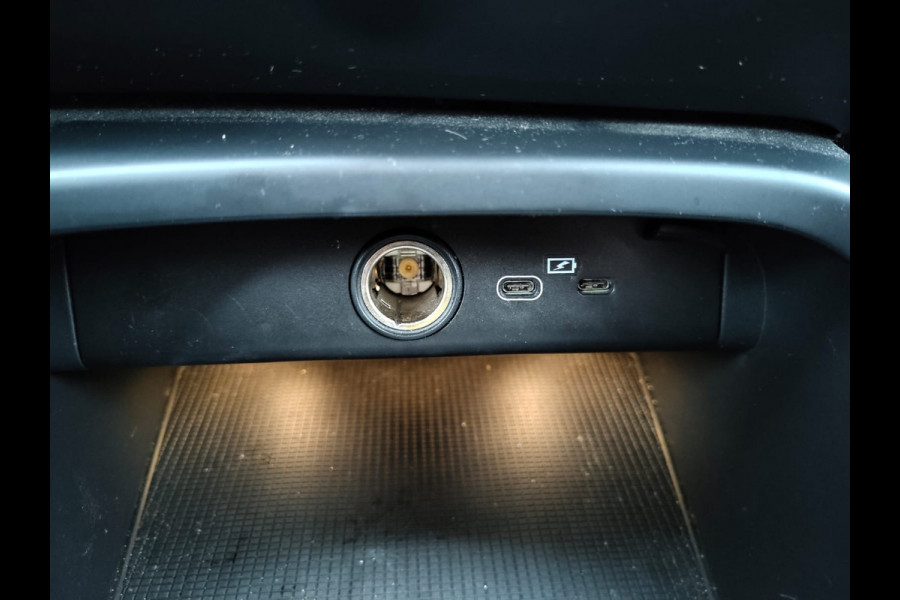 Volvo XC40 Recharge P8 AWD 408pk R-Design SOH 90% Adap.Cruise Navi Ecc Camera Apple Carplay Android Auto Pdc Stoelverwarming Lmv 19" Privacy Glas Google Maps DAB+ Origineel Nederlandse Auto Nieuwprijs  €59.825,- Export - Handel