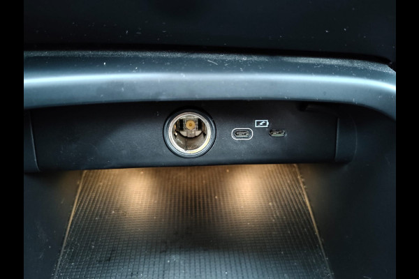 Volvo XC40 Recharge P8 AWD 408pk R-Design SOH 90% Adap.Cruise Navi Ecc Camera Apple Carplay Android Auto Pdc Stoelverwarming Lmv 19" Privacy Glas Google Maps DAB+ Origineel Nederlandse Auto Nieuwprijs  €59.825,- Export - Handel