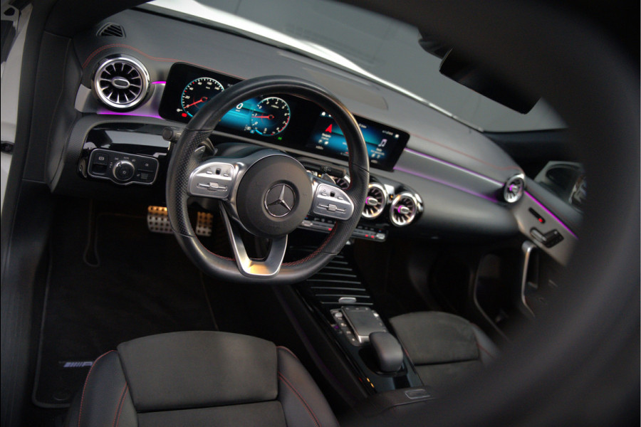 Mercedes-Benz CLA-Klasse 200 Business Solution AMG | Panoramadak | Stoelverwarming | Keyless | Memory Seats | Cruise Control | Ambiance verlichting | Camera | Parkeersensoren |