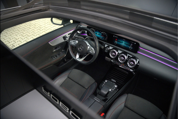 Mercedes-Benz CLA-Klasse 200 Business Solution AMG | Panoramadak | Stoelverwarming | Keyless | Memory Seats | Cruise Control | Ambiance verlichting | Camera | Parkeersensoren |