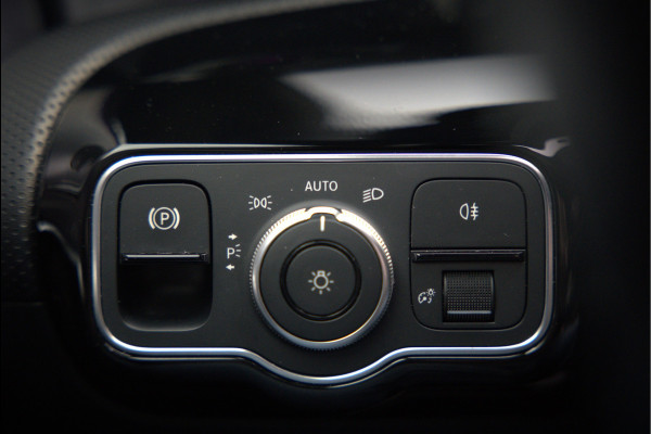Mercedes-Benz CLA-Klasse 200 Business Solution AMG | Panoramadak | Stoelverwarming | Keyless | Memory Seats | Cruise Control | Ambiance verlichting | Camera | Parkeersensoren |