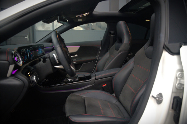 Mercedes-Benz CLA-Klasse 200 Business Solution AMG | Panoramadak | Stoelverwarming | Keyless | Memory Seats | Cruise Control | Ambiance verlichting | Camera | Parkeersensoren |