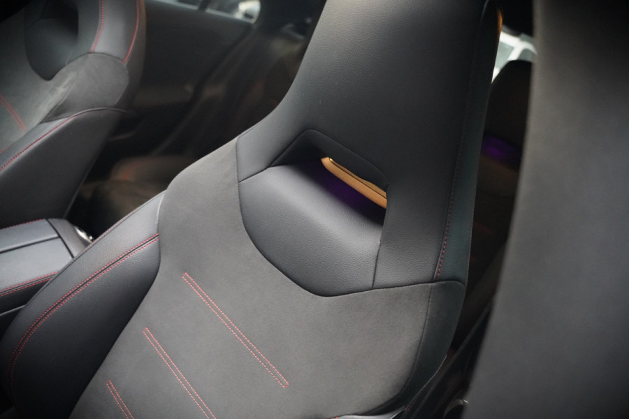 Mercedes-Benz CLA-Klasse 200 Business Solution AMG | Panoramadak | Stoelverwarming | Keyless | Memory Seats | Cruise Control | Ambiance verlichting | Camera | Parkeersensoren |