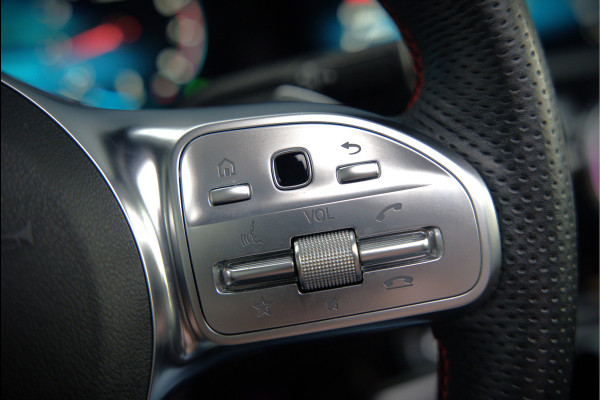 Mercedes-Benz CLA-Klasse 200 Business Solution AMG | Panoramadak | Stoelverwarming | Keyless | Memory Seats | Cruise Control | Ambiance verlichting | Camera | Parkeersensoren |