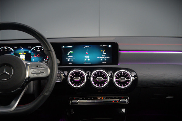 Mercedes-Benz CLA-Klasse 200 Business Solution AMG | Panoramadak | Stoelverwarming | Keyless | Memory Seats | Cruise Control | Ambiance verlichting | Camera | Parkeersensoren |