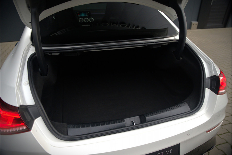 Mercedes-Benz CLA-Klasse 200 Business Solution AMG | Panoramadak | Stoelverwarming | Keyless | Memory Seats | Cruise Control | Ambiance verlichting | Camera | Parkeersensoren |