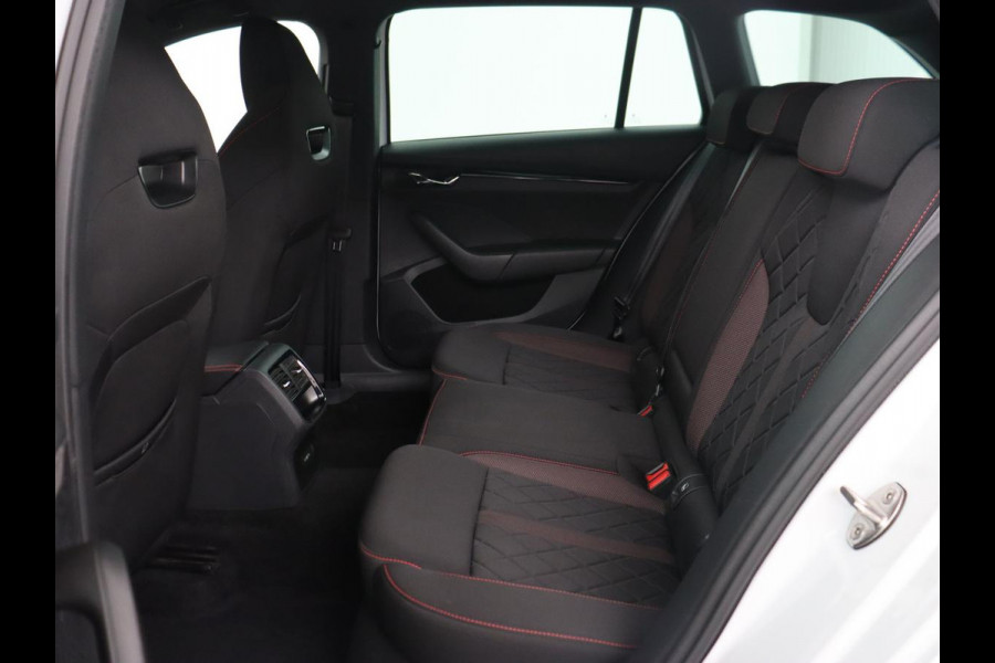 Škoda Octavia 2.0 TSI RS | 245pk | Trekhaak | Stoelverwarming | Adaptive cruise | Camera | Sfeerverlichting | Navigatie | Canton Sound | Sportstoelen | Virtual Cockpit | Full LED