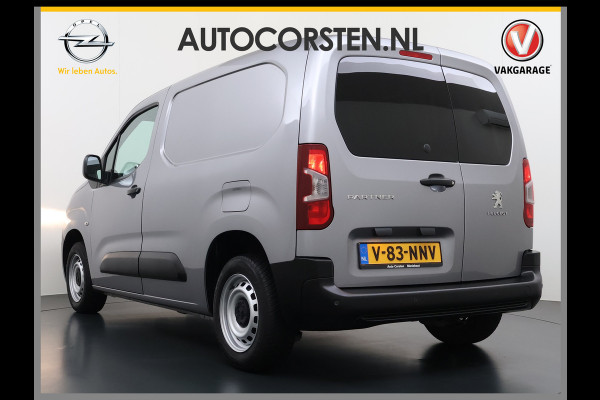 Peugeot Partner T 111PK BENZINE 3-Peroons Apple Carplay Android Auto Navi Airco Cruise Control Pdc DAB Regen-Lichtsensor Premium Euro 6 Betonplex Vloer Schuifdeur Achterdeuren Geen Gezeur met Millieuzones! Zeer compleet! Marge auto, dus er komt GEEN BTW bij !