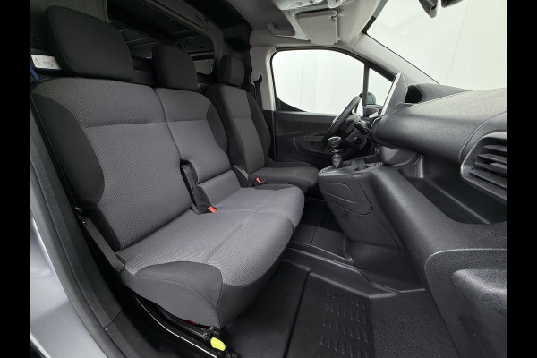 Peugeot Partner T 111PK BENZINE 3-Peroons Apple Carplay Android Auto Navi Airco Cruise Control Pdc DAB Regen-Lichtsensor Premium Euro 6 Betonplex Vloer Schuifdeur Achterdeuren Geen Gezeur met Millieuzones! Zeer compleet! Marge auto, dus er komt GEEN BTW bij !