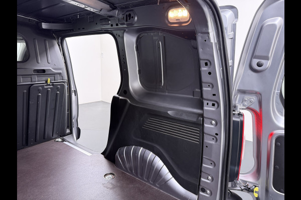 Peugeot Partner T 111PK BENZINE 3-Peroons Apple Carplay Android Auto Navi Airco Cruise Control Pdc DAB Regen-Lichtsensor Premium Euro 6 Betonplex Vloer Schuifdeur Achterdeuren Geen Gezeur met Millieuzones! Zeer compleet! Marge auto, dus er komt GEEN BTW bij !