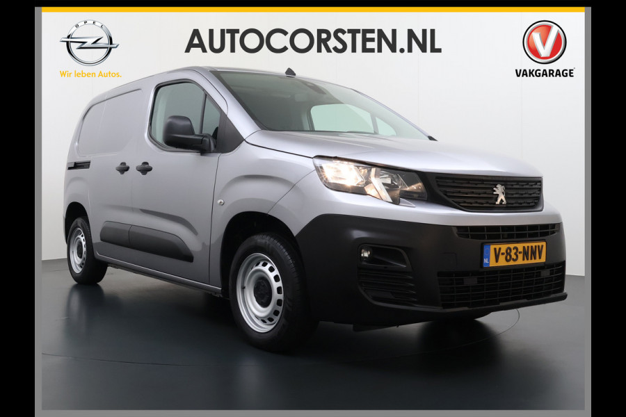 Peugeot Partner T 111PK BENZINE 3-Peroons Apple Carplay Android Auto Navi Airco Cruise Control Pdc DAB Regen-Lichtsensor Premium Euro 6 Betonplex Vloer Schuifdeur Achterdeuren Geen Gezeur met Millieuzones! Zeer compleet! Marge auto, dus er komt GEEN BTW bij !