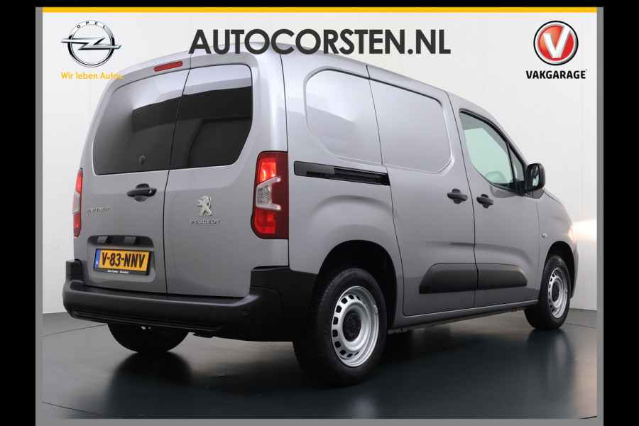Peugeot Partner T 111PK BENZINE 3-Peroons Apple Carplay Android Auto Navi Airco Cruise Control Pdc DAB Regen-Lichtsensor Premium Euro 6 Betonplex Vloer Schuifdeur Achterdeuren Geen Gezeur met Millieuzones! Zeer compleet! Marge auto, dus er komt GEEN BTW bij !