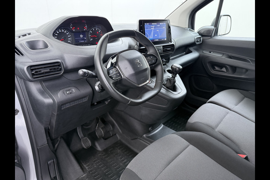 Peugeot Partner T 111PK BENZINE 3-Peroons Apple Carplay Android Auto Navi Airco Cruise Control Pdc DAB Regen-Lichtsensor Premium Euro 6 Betonplex Vloer Schuifdeur Achterdeuren Geen Gezeur met Millieuzones! Zeer compleet! Marge auto, dus er komt GEEN BTW bij !