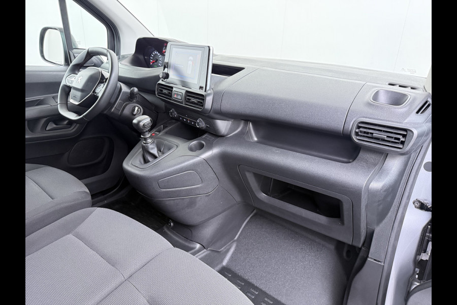 Peugeot Partner T 111PK BENZINE 3-Peroons Apple Carplay Android Auto Navi Airco Cruise Control Pdc DAB Regen-Lichtsensor Premium Euro 6 Betonplex Vloer Schuifdeur Achterdeuren Geen Gezeur met Millieuzones! Zeer compleet! Marge auto, dus er komt GEEN BTW bij !