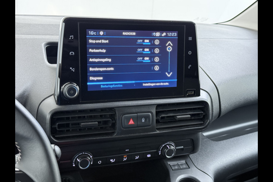 Peugeot Partner T 111PK BENZINE 3-Peroons Apple Carplay Android Auto Navi Airco Cruise Control Pdc DAB Regen-Lichtsensor Premium Euro 6 Betonplex Vloer Schuifdeur Achterdeuren Geen Gezeur met Millieuzones! Zeer compleet! Marge auto, dus er komt GEEN BTW bij !