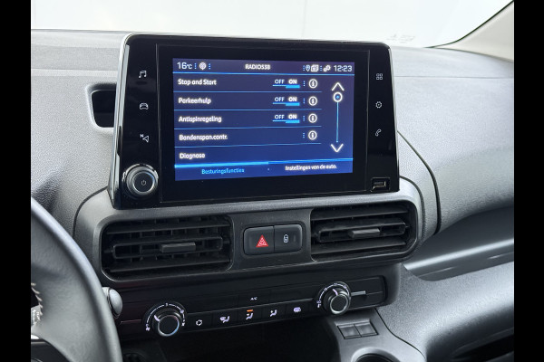 Peugeot Partner T 111PK BENZINE 3-Peroons Apple Carplay Android Auto Navi Airco Cruise Control Pdc DAB Regen-Lichtsensor Premium Euro 6 Betonplex Vloer Schuifdeur Achterdeuren Geen Gezeur met Millieuzones! Zeer compleet! Marge auto, dus er komt GEEN BTW bij !