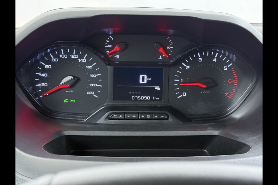 Peugeot Partner T 111PK BENZINE 3-Peroons Apple Carplay Android Auto Navi Airco Cruise Control Pdc DAB Regen-Lichtsensor Premium Euro 6 Betonplex Vloer Schuifdeur Achterdeuren Geen Gezeur met Millieuzones! Zeer compleet! Marge auto, dus er komt GEEN BTW bij !