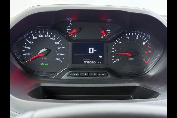 Peugeot Partner T 111PK BENZINE 3-Peroons Apple Carplay Android Auto Navi Airco Cruise Control Pdc DAB Regen-Lichtsensor Premium Euro 6 Betonplex Vloer Schuifdeur Achterdeuren Geen Gezeur met Millieuzones! Zeer compleet! Marge auto, dus er komt GEEN BTW bij !