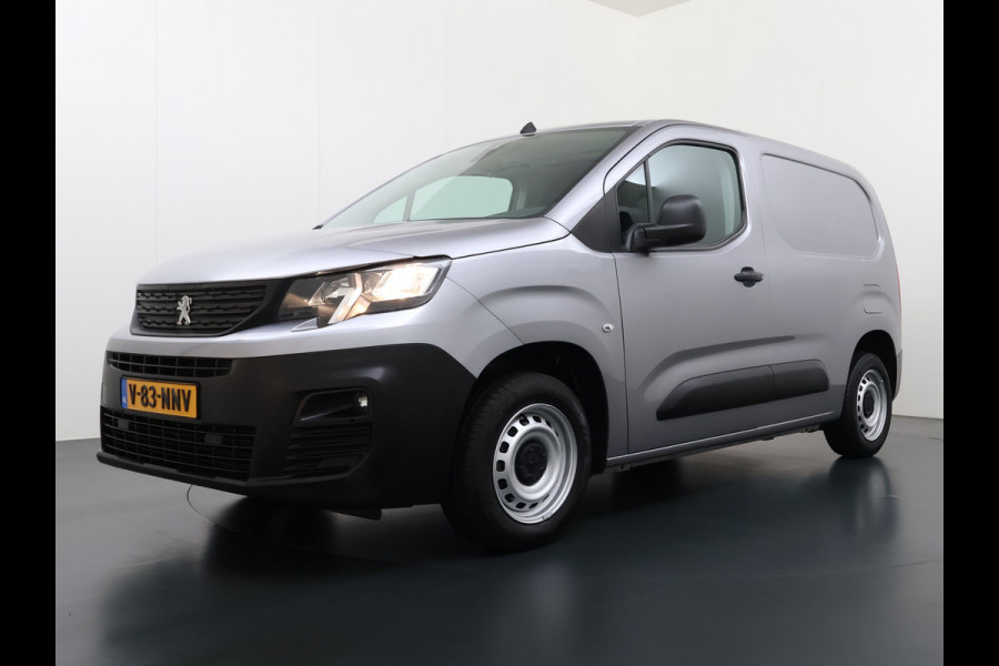 Peugeot Partner T 111PK BENZINE 3-Peroons Apple Carplay Android Auto Navi Airco Cruise Control Pdc DAB Regen-Lichtsensor Premium Euro 6 Betonplex Vloer Schuifdeur Achterdeuren Geen Gezeur met Millieuzones! Zeer compleet! Marge auto, dus er komt GEEN BTW bij !