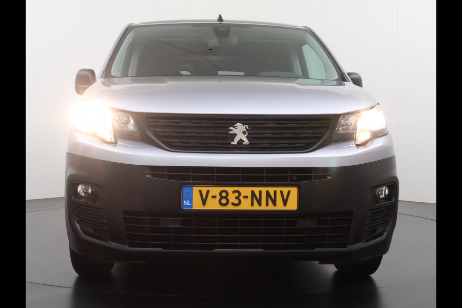 Peugeot Partner T 111PK BENZINE 3-Peroons Apple Carplay Android Auto Navi Airco Cruise Control Pdc DAB Regen-Lichtsensor Premium Euro 6 Betonplex Vloer Schuifdeur Achterdeuren Geen Gezeur met Millieuzones! Zeer compleet! Marge auto, dus er komt GEEN BTW bij !