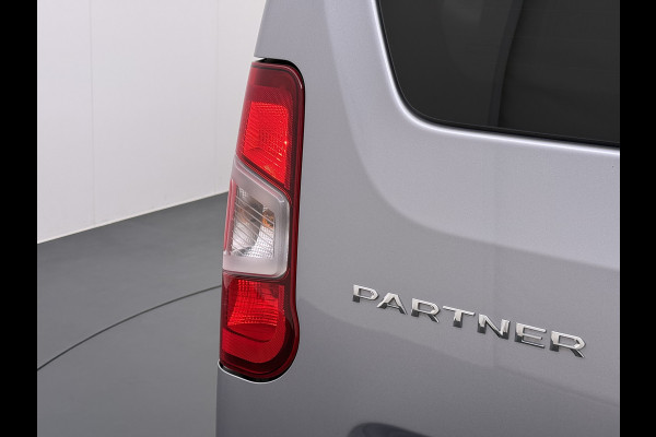 Peugeot Partner T 111PK BENZINE 3-Peroons Apple Carplay Android Auto Navi Airco Cruise Control Pdc DAB Regen-Lichtsensor Premium Euro 6 Betonplex Vloer Schuifdeur Achterdeuren Geen Gezeur met Millieuzones! Zeer compleet! Marge auto, dus er komt GEEN BTW bij !