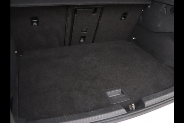 Volkswagen ID.3 First Max 58 kWh | Panoramadak | Head-Up | Stoelverwarming | Massage | Matrix LED | Adaptive cruise | 20'' | Keyless | Navigatie | Dodehoek detectie | Sfeerverlichting