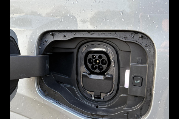 Ford E-Transit Courier Limited 44 kWh 136pk | Ford Voorraad | Driver Assistance Pack | Laadvloerbescherming | Trekhaak | LED Laadruimteverlichting