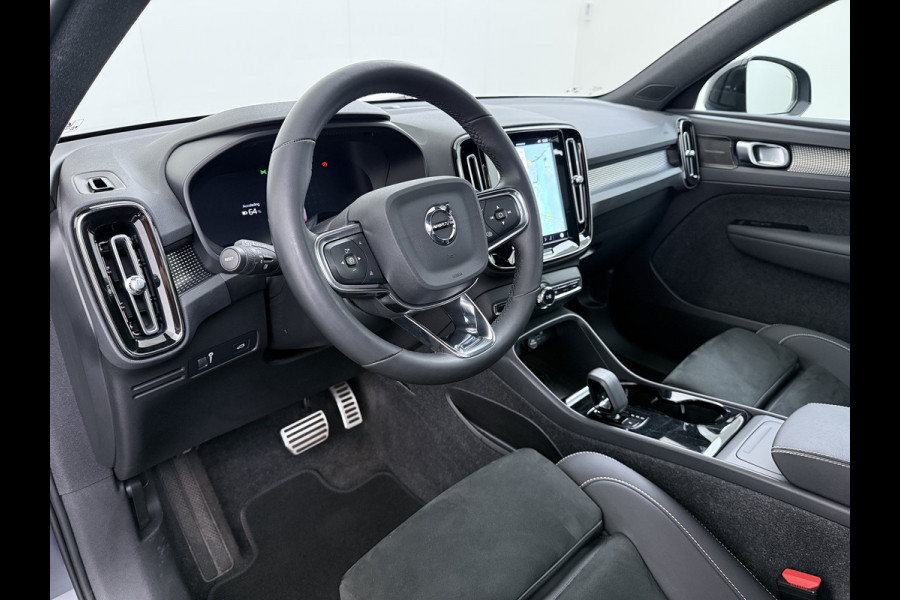Volvo XC40 232pk *gereserveerd* Recharge Pro 70KwH Pano-Dak SOH 95% Adaptive-Cruise 20" Elektr.-Leer/Alcantara+Verwarmd+Memory Warmtepomp H Led Elek.Achterklep Keyless Full Led Origineel NLse auto! € 54.000,- nieuw. 1e Eigenaar Origineel Nederlandse Auto Dealeronderhouden 1.500KG -Trekvermogen