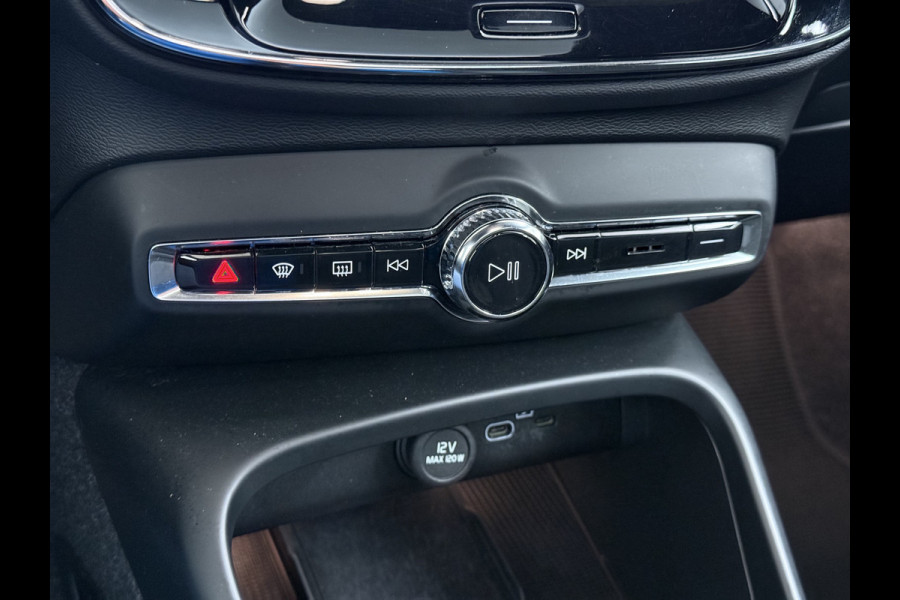 Volvo XC40 232pk *gereserveerd* Recharge Pro 70KwH Pano-Dak SOH 95% Adaptive-Cruise 20" Elektr.-Leer/Alcantara+Verwarmd+Memory Warmtepomp H Led Elek.Achterklep Keyless Full Led Origineel NLse auto! € 54.000,- nieuw. 1e Eigenaar Origineel Nederlandse Auto Dealeronderhouden 1.500KG -Trekvermogen