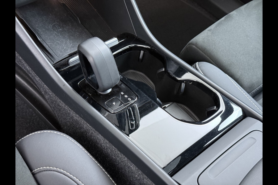 Volvo XC40 232pk *gereserveerd* Recharge Pro 70KwH Pano-Dak SOH 95% Adaptive-Cruise 20" Elektr.-Leer/Alcantara+Verwarmd+Memory Warmtepomp H Led Elek.Achterklep Keyless Full Led Origineel NLse auto! € 54.000,- nieuw. 1e Eigenaar Origineel Nederlandse Auto Dealeronderhouden 1.500KG -Trekvermogen