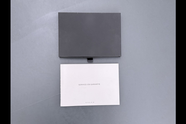 Volvo XC40 232pk *gereserveerd* Recharge Pro 70KwH Pano-Dak SOH 95% Adaptive-Cruise 20" Elektr.-Leer/Alcantara+Verwarmd+Memory Warmtepomp H Led Elek.Achterklep Keyless Full Led Origineel NLse auto! € 54.000,- nieuw. 1e Eigenaar Origineel Nederlandse Auto Dealeronderhouden 1.500KG -Trekvermogen