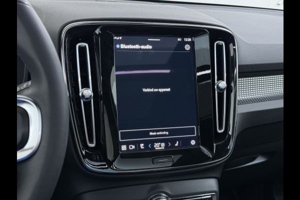 Volvo XC40 232pk *gereserveerd* Recharge Pro 70KwH Pano-Dak SOH 95% Adaptive-Cruise 20" Elektr.-Leer/Alcantara+Verwarmd+Memory Warmtepomp H Led Elek.Achterklep Keyless Full Led Origineel NLse auto! € 54.000,- nieuw. 1e Eigenaar Origineel Nederlandse Auto Dealeronderhouden 1.500KG -Trekvermogen