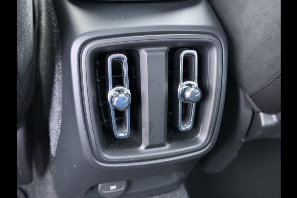 Volvo XC40 232pk *gereserveerd* Recharge Pro 70KwH Pano-Dak SOH 95% Adaptive-Cruise 20" Elektr.-Leer/Alcantara+Verwarmd+Memory Warmtepomp H Led Elek.Achterklep Keyless Full Led Origineel NLse auto! € 54.000,- nieuw. 1e Eigenaar Origineel Nederlandse Auto Dealeronderhouden 1.500KG -Trekvermogen