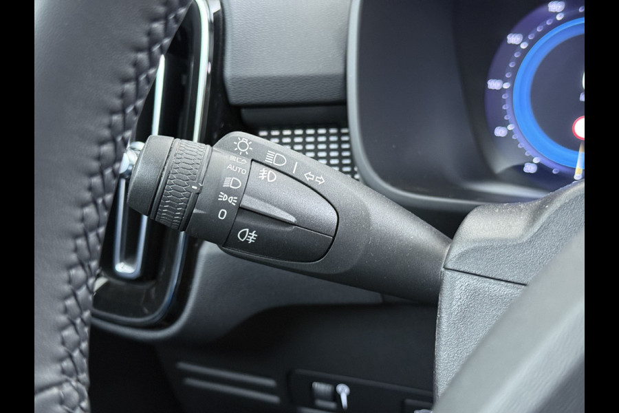 Volvo XC40 232pk *gereserveerd* Recharge Pro 70KwH Pano-Dak SOH 95% Adaptive-Cruise 20" Elektr.-Leer/Alcantara+Verwarmd+Memory Warmtepomp H Led Elek.Achterklep Keyless Full Led Origineel NLse auto! € 54.000,- nieuw. 1e Eigenaar Origineel Nederlandse Auto Dealeronderhouden 1.500KG -Trekvermogen