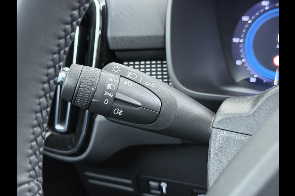 Volvo XC40 232pk *gereserveerd* Recharge Pro 70KwH Pano-Dak SOH 95% Adaptive-Cruise 20" Elektr.-Leer/Alcantara+Verwarmd+Memory Warmtepomp H Led Elek.Achterklep Keyless Full Led Origineel NLse auto! € 54.000,- nieuw. 1e Eigenaar Origineel Nederlandse Auto Dealeronderhouden 1.500KG -Trekvermogen