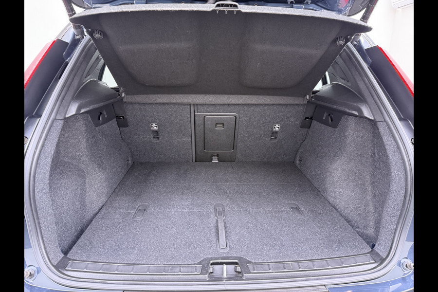 Volvo XC40 232pk *gereserveerd* Recharge Pro 70KwH Pano-Dak SOH 95% Adaptive-Cruise 20" Elektr.-Leer/Alcantara+Verwarmd+Memory Warmtepomp H Led Elek.Achterklep Keyless Full Led Origineel NLse auto! € 54.000,- nieuw. 1e Eigenaar Origineel Nederlandse Auto Dealeronderhouden 1.500KG -Trekvermogen