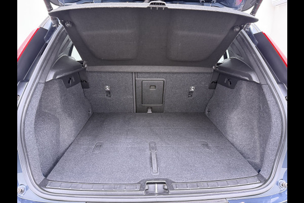 Volvo XC40 232pk *gereserveerd* Recharge Pro 70KwH Pano-Dak SOH 95% Adaptive-Cruise 20" Elektr.-Leer/Alcantara+Verwarmd+Memory Warmtepomp H Led Elek.Achterklep Keyless Full Led Origineel NLse auto! € 54.000,- nieuw. 1e Eigenaar Origineel Nederlandse Auto Dealeronderhouden 1.500KG -Trekvermogen