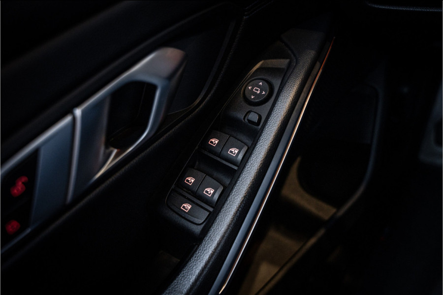 BMW 3-serie 320i Executive Edition - M Sport | NAP | Panorama | Camera