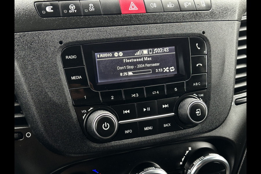 Iveco Daily 35S14V 2.3 136 PK / L2H2 / 30.452 KM !! / 3.500 KG AHG / 270 A DEUREN / TREKHAAK / AIRCO / BLUETOOTH / 3-ZITS