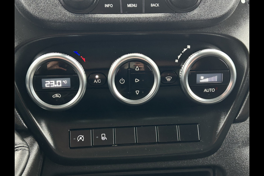 Iveco Daily 35S14V 2.3 136 PK / L2H2 / 30.452 KM !! / 3.500 KG AHG / 270 A DEUREN / TREKHAAK / AIRCO / BLUETOOTH / 3-ZITS