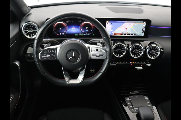 Mercedes-Benz A-Klasse 250e AMG | Panoramadak | Stoelverwarming | Carplay | Leder/Alcantara | Camera | Sfeerverlichting | Navigatie | Park Assist | Climate control | Full LED | PHEV | Plug In