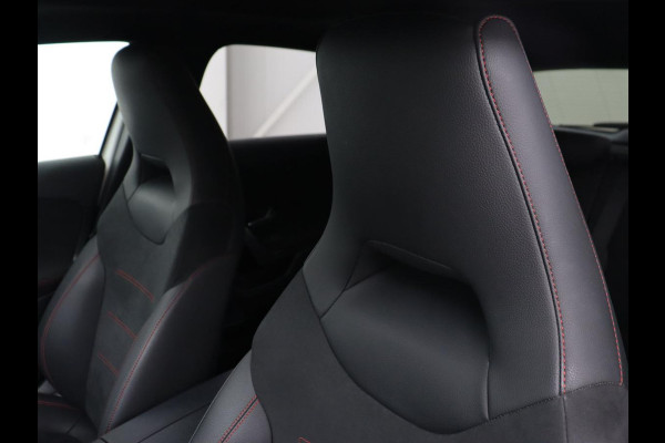 Mercedes-Benz A-Klasse 250e AMG | Panoramadak | Stoelverwarming | Carplay | Leder/Alcantara | Camera | Sfeerverlichting | Navigatie | Park Assist | Climate control | Full LED | PHEV | Plug In
