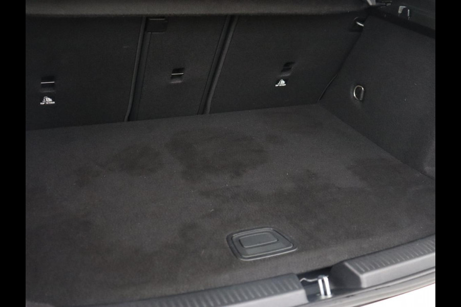 Mercedes-Benz A-Klasse 250e AMG | Panoramadak | Stoelverwarming | Carplay | Leder/Alcantara | Camera | Sfeerverlichting | Navigatie | Park Assist | Climate control | Full LED | PHEV | Plug In